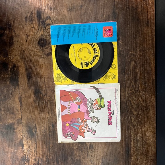 PETER PAN RECORDS "The Pied Piper" Book & Record - Picture 8 of 8